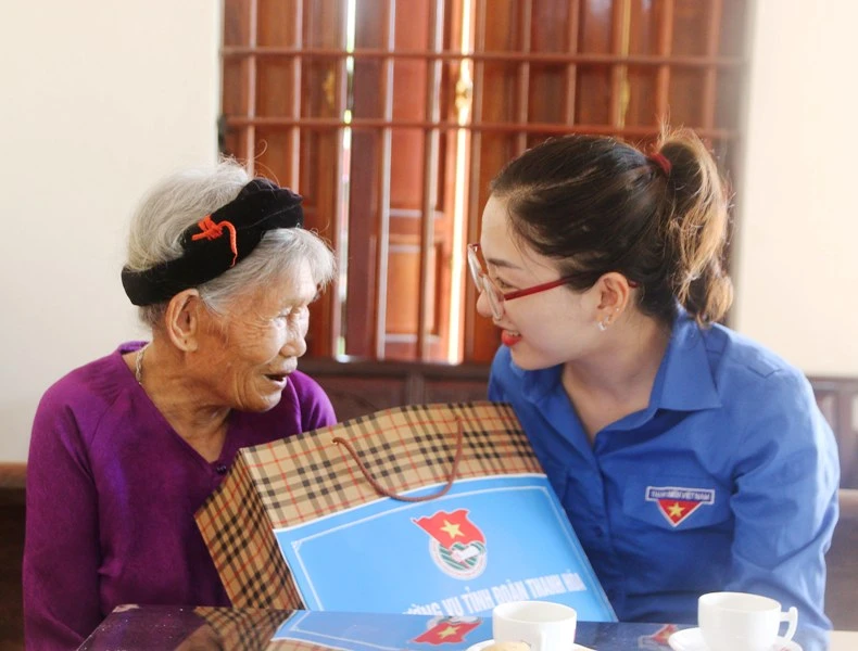 Đại diện Tỉnh đoàn Thanh Hóa trao phần quà nhỏ cùng lời tri ân Bà mẹ Việt Nam Anh hùng Nguyễn Thị Tuyến ở xã Hà Tân, huyện Hà Trung.