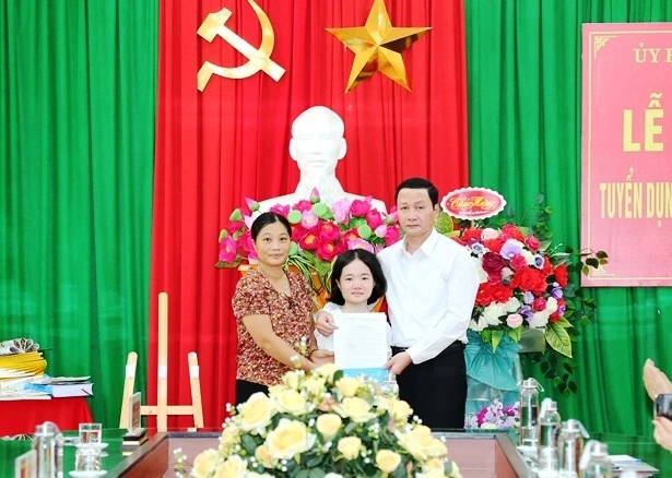 Chủ tịch tỉnh Thanh Hóa trao Quyết định tuyển dụng viên chức đối với Lê Thị Thắm.