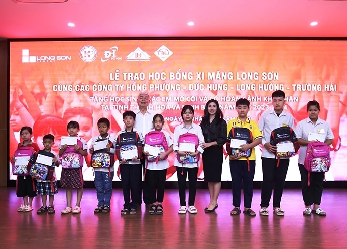 Lãnh đạo Hội khuyến học cùng nhà tài trợ trao học bổng cho học sinh.