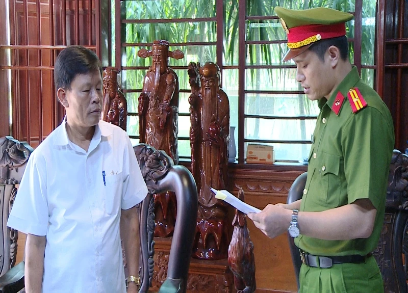 Cơ quan Cảnh sát điều tra thi hành quyết định bắt tạm giam Lê Chí Cường.