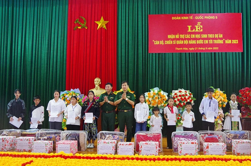 Đại diện Đoàn Kinh tế-Quốc phòng 5 trao quà và quyết định hỗ trợ 11 học sinh.