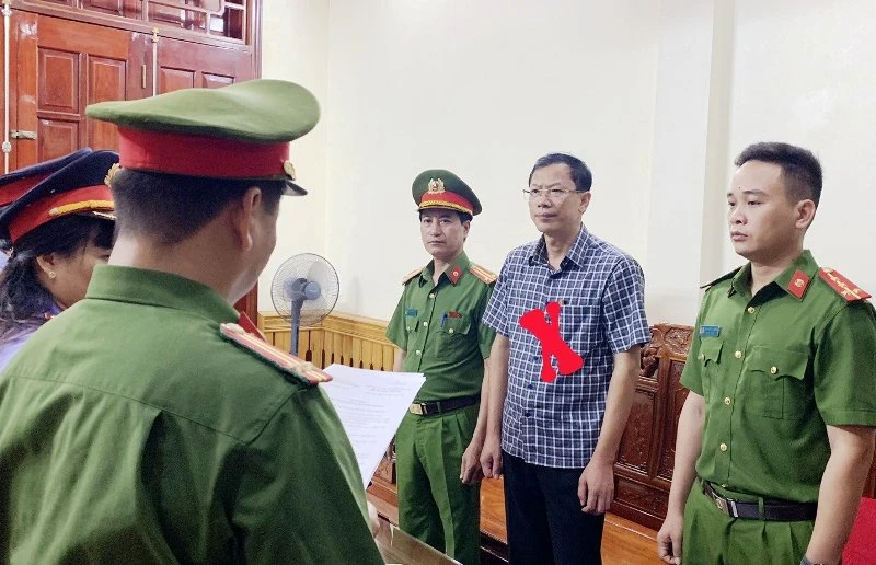 Cơ quan chức năng thi hành Lệnh bắt bị can để tạm giam đối với Hiệu trưởng Trường Cao đẳng Công nghiệp Thanh Hoá (dấu x đỏ).