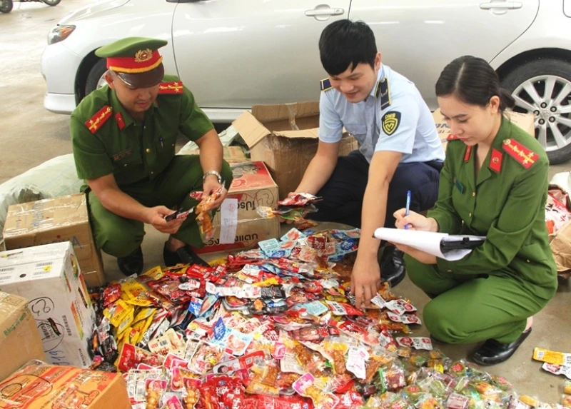 Lực lượng chức năng kiểm tra, kê biên hàng hóa không rõ nguồn gốc, quá hạn sử dụng.