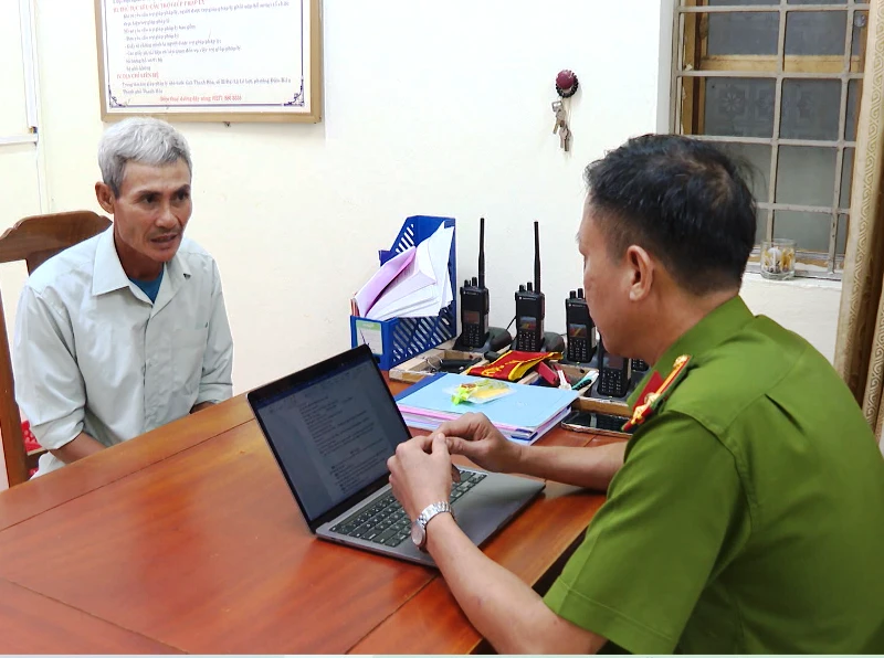 Công an xét hỏi đối tượng.