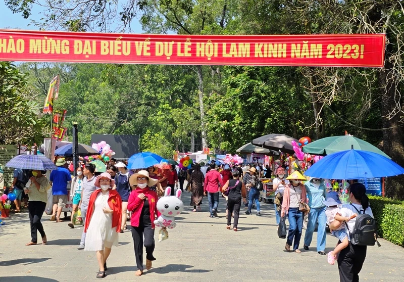 Du khách hành hương về Lam Kinh.