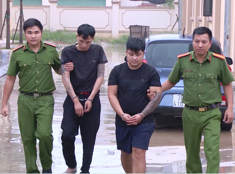 Công an bắt giữ, áp giải đối tượng buôn bán ma túy.