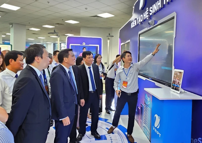 Các đại biểu tham quan, nghe giới thiệu về hệ sinh thái số.