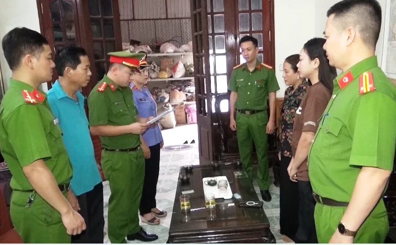 Cơ quan chức năng thi hành quyết định khởi tố, lệnh khám xét nơi ở của bị can.