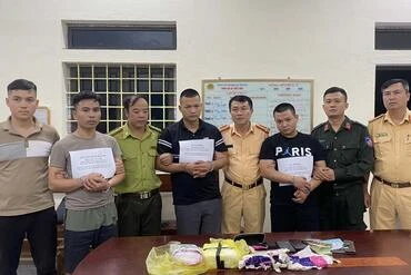 Lực lượng phối hợp bắt giữ các đối tượng vận chuyển ma túy.