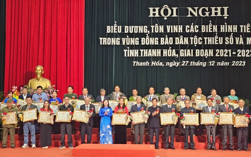 Lãnh đạo tỉnh Thanh Hóa trao tặng Bằng khen cho các cá nhân tiên tiến.