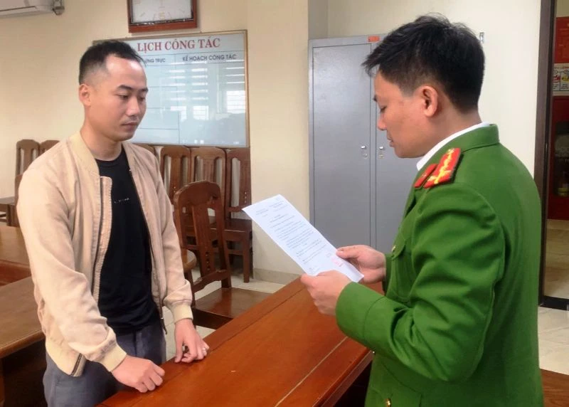 Cơ quan chức năng thi hành quyết định khởi tố bị can.
