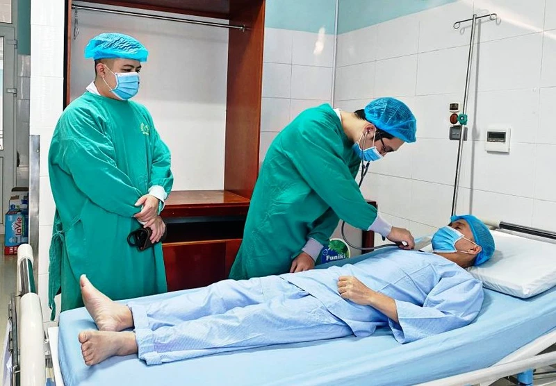 Bác sĩ thăm, khám sức khỏe bệnh nhân trước khi xuất viện.