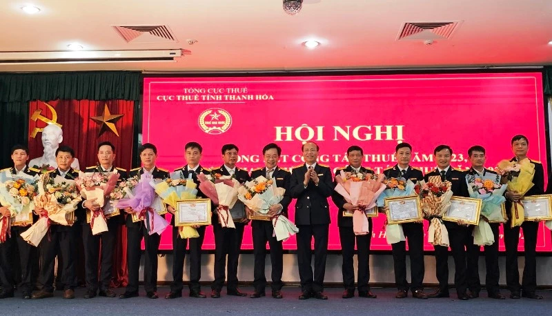 Bộ Tài chính tặng danh hiệu Tập thể lao động xuất sắc cho 16 đơn vị thuộc Cục Thuế Thanh Hóa.