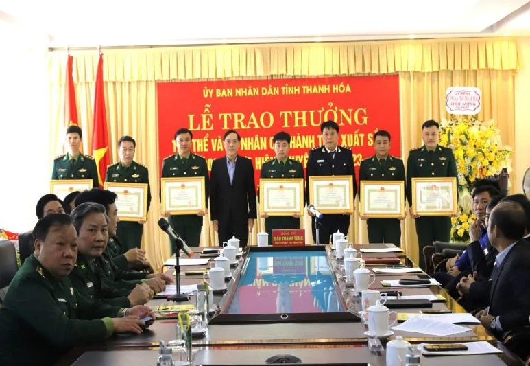 Lãnh đạo tỉnh Thanh Hóa trao tặng Bằng khen cho tập thể, cá nhân xuất sắc.