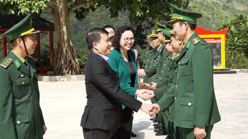 Lãnh đạo Hội đồng Dân tộc của Quốc hội với Bộ đội Biên phòng ở huyện Mường Lát, tỉnh Thanh Hóa.