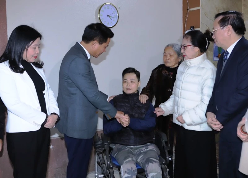 Bí thư Tỉnh ủy Thanh Hóa ân cần hỏi thăm sức khỏe, động viên Lê Thị Huệ.