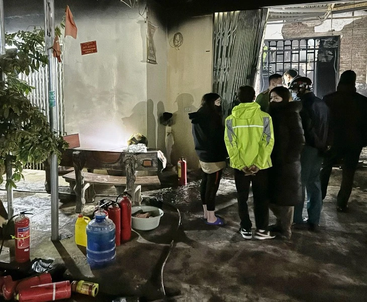 Người dân buồn lòng, tiếp cận khu vực xảy ra hỏa hoạn.