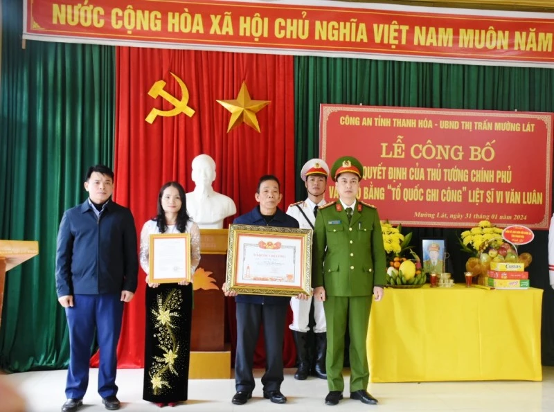 Thân nhân, gia đình đón nhận Quyết định và Bằng Tổ quốc ghi công liệt sĩ Vi Văn Luân.