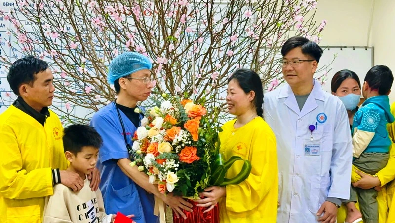 Niềm vui của gia đình cùng nhân lực y tế.