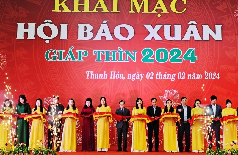 Các đại biểu cắt băng khai mạc Hội báo Xuân 2024.