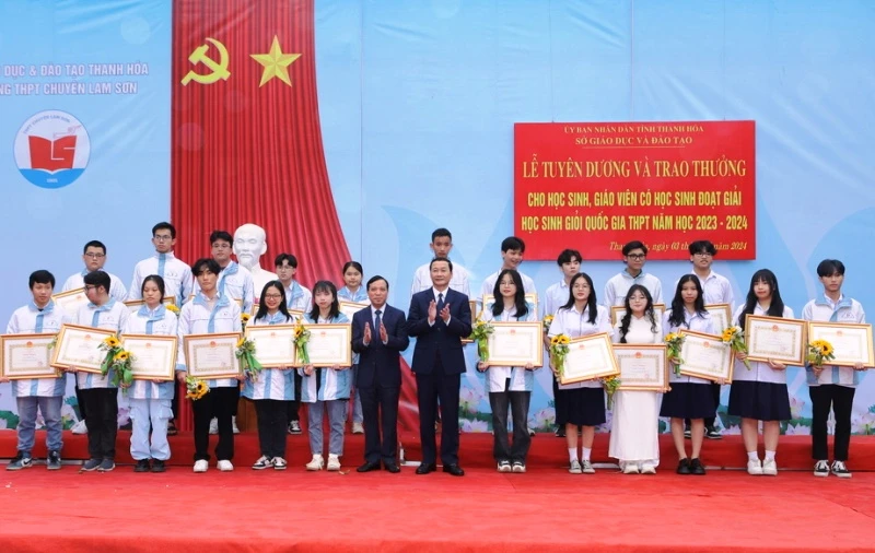 Lãnh đạo tỉnh Thanh Hóa trao tặng Bằng khen cho các học sinh đoạt giải quốc gia.