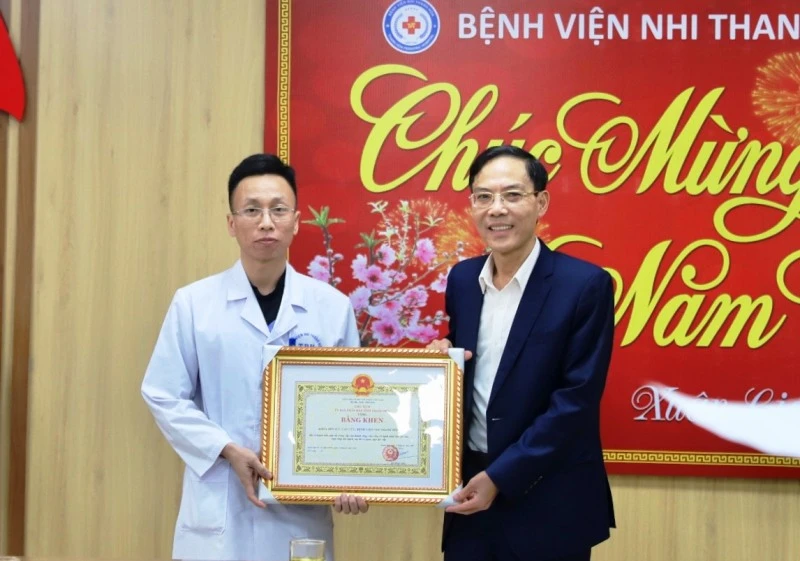 Lãnh đạo tỉnh Thanh Hóa trao tặng Bằng khen cho Khoa Hồi sức cấp cứu Bệnh viện Nhi.