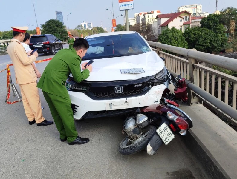 Công an thụ lý hiện trường vụ va chạm giữa 2 phương tiện.