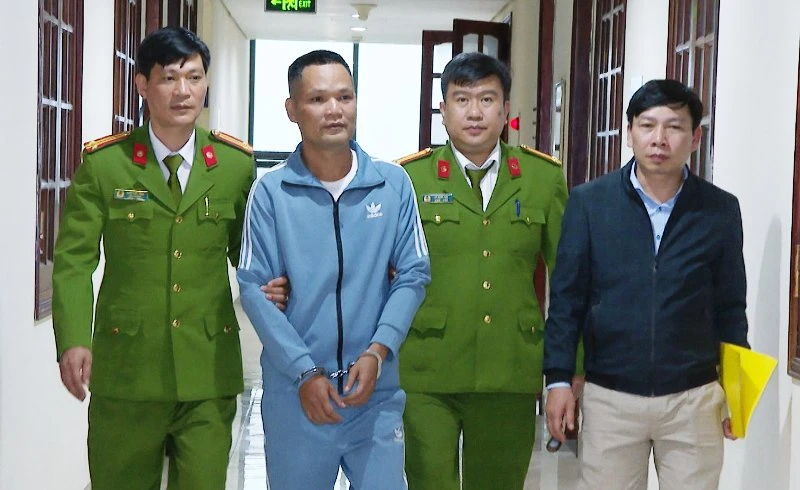 Công an quản lý đối tượng ra đầu thú.