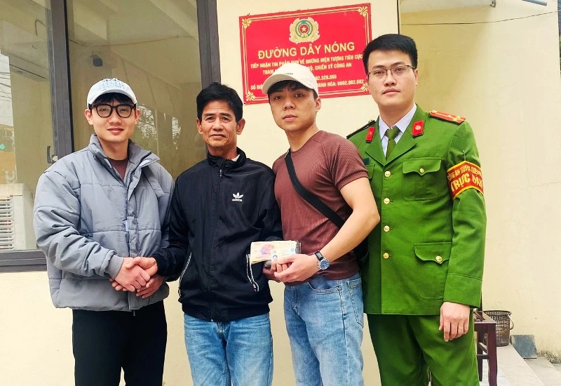 Công an cùng hai thanh niên trả lại tài sản cho người đánh rơi.