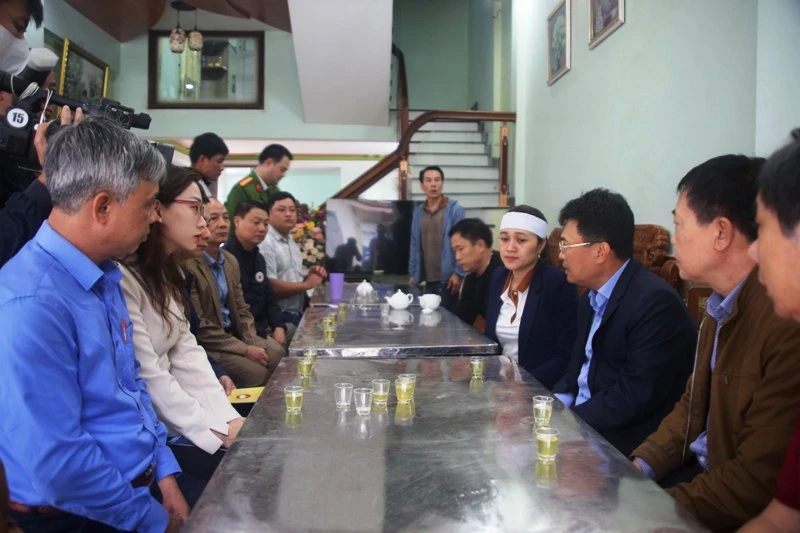 Các thành viên đoàn công tác thăm hỏi, chia sẻ mất mát với thân quyến người tử vong do tai nạn giao thông.