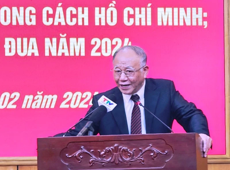 Giáo sư Hoàng Chí Bảo giới thiệu nội dung chuyên đề đến các đại biểu.