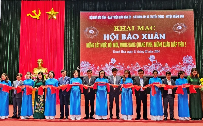 Các đại biểu cắt băng khai mạc Hội báo Xuân.