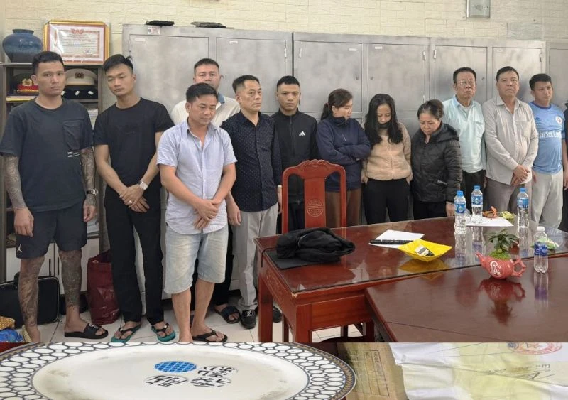 Các đối tượng tổ chức, đánh bạc cùng tang vật.