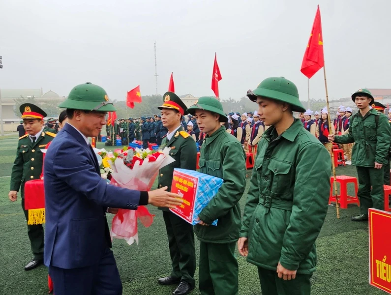 Bí thư Tỉnh ủy Thanh Hóa trao tặng quà cho các tân binh.