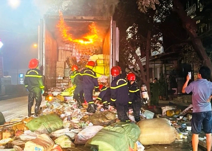 Lực lượng chuyên nghiệp vừa chữa cháy, vừa di chuyển hàng hóa trong thùng xe container.