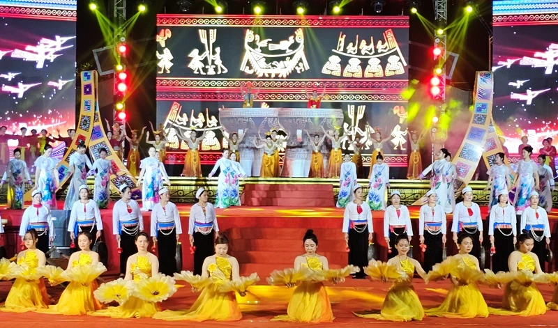 Các đoàn nghệ thuật cùng hội diễn "Xuân về trên quê Thanh".