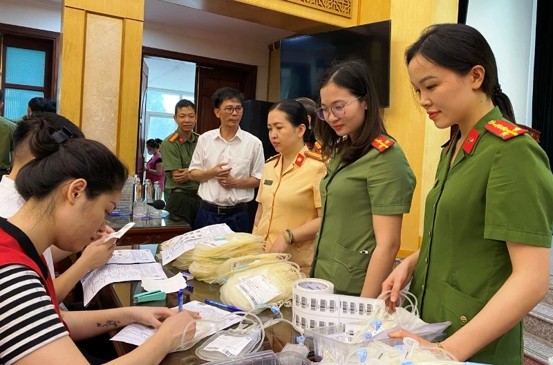 Các nữ Công an thực hiện thủ tục hiến máu.