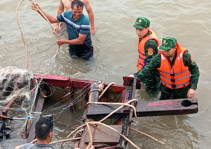 Bộ đội Biên phòng trợ giúp ngư dân trục vớt phương tiện.
