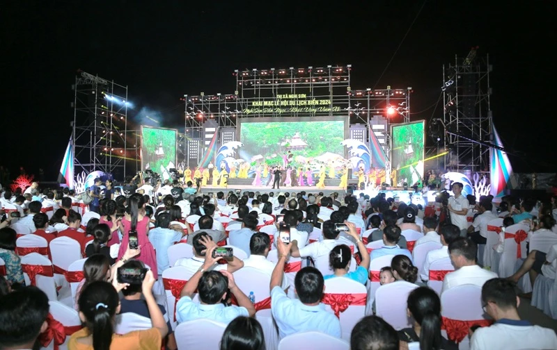Quang cảnh lễ hội du lịch biển Nghi Sơn.
