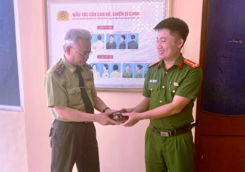 Công an bàn giao cá thể rùa cho Trung tâm cứu hộ.