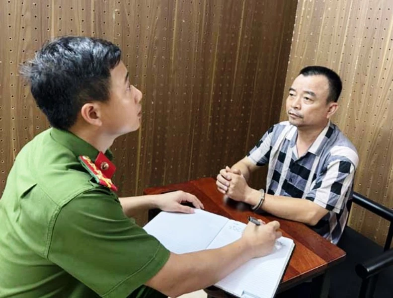 Công an làm việc với đối tượng cầm đầu đường dây đánh bạc.