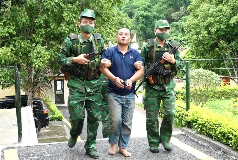 Bộ đội Biên phòng áp giải đối tượng mang theo ma túy, nhập biên giới trái phép.