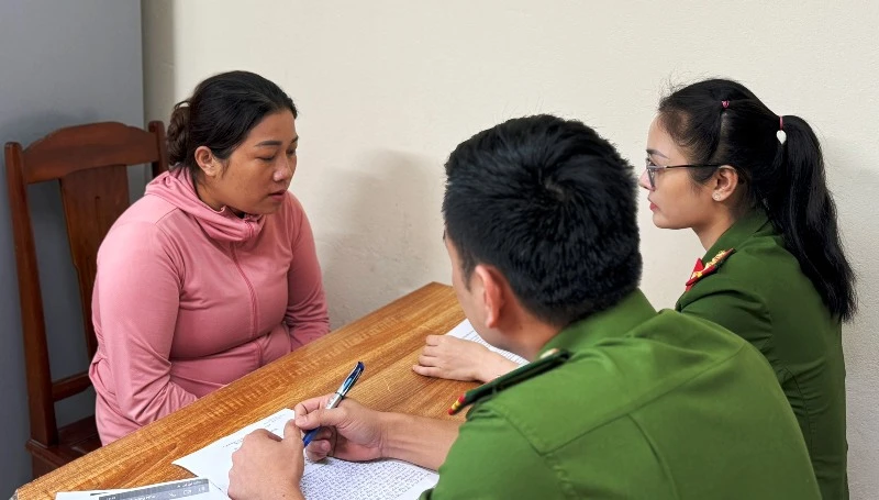 Công an làm việc với đối tượng có hành vi mua, bán người.