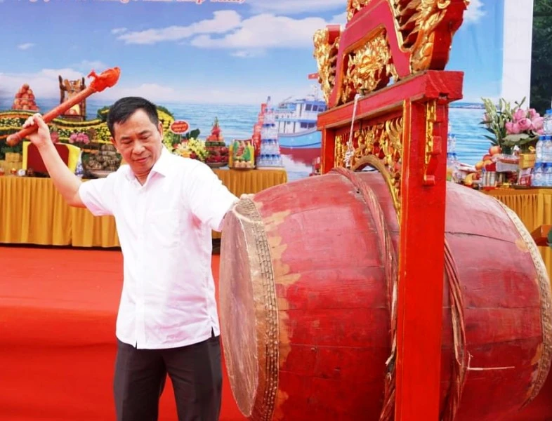 Lãnh đạo thành phố Sầm Sơn nổi trống khai hội.