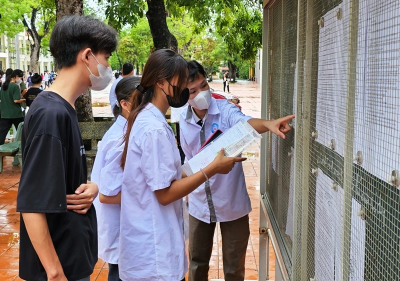 Các thí sinh xem sơ đồ phòng thi, khu vực thi.