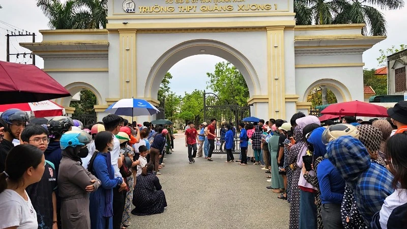 Thí sinh rời khỏi địa điểm thi trong chờ đón của phụ huynh.