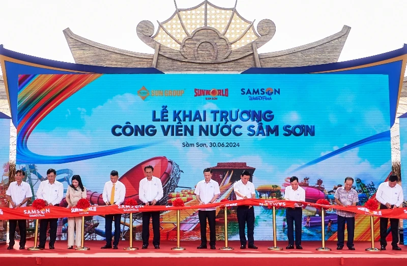 Các đại biểu cắt băng khai trương Công viên nước Sầm Sơn.