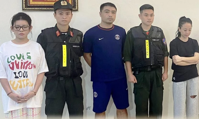 Công an bắt giữ, quản thúc các đối tượng.