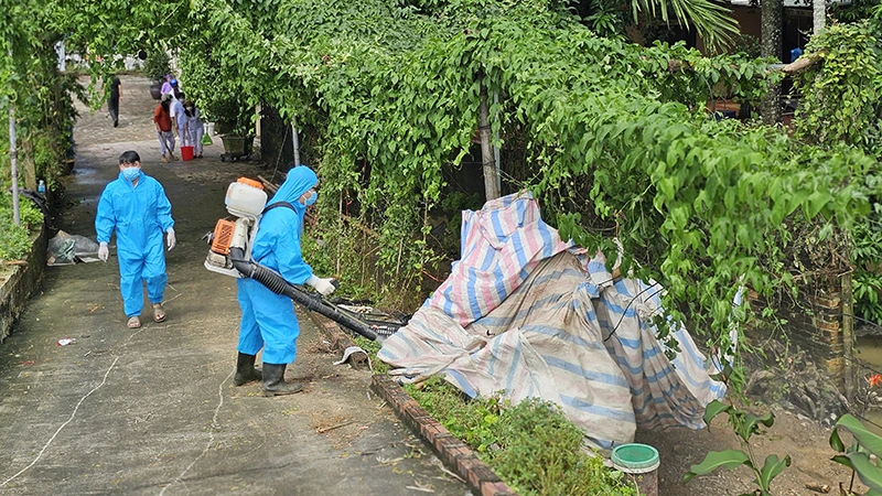 Trung tâm Y tế thành phố Thanh Hóa phun Cloramin B khử khuẩn môi trường ở phường Thiệu Dương.