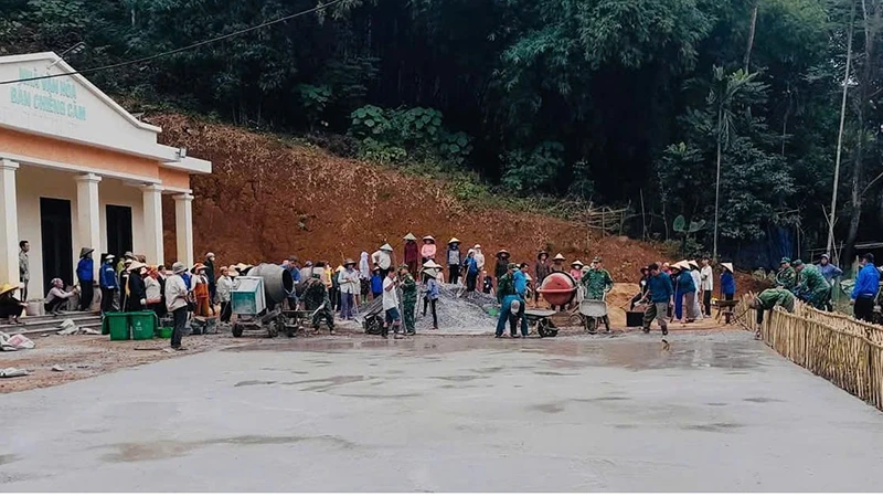 Bộ đội Biên phòng cùng nhân nhân bản Chiềng Căm, xã Hiền Kiệt thi công, láng nền sân nhà văn hóa.